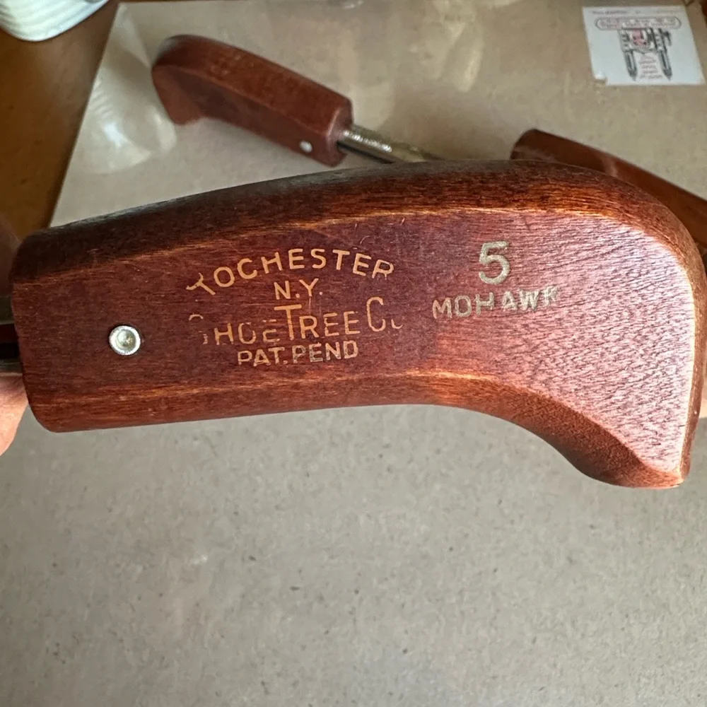 TOCHESTER Adjustable Men's Shoe Trees - Brown Wooden Finish - Picture 3 of 9